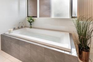 
A bathroom at Adelaide Style Accommodation-Close to City-North Adelaide-3 Bdrm-free Parking
