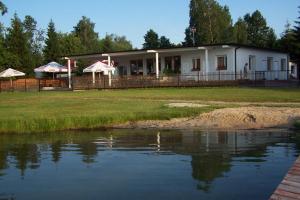 オクニンカにある"Vanilla" Pokoje i Apartamenty Nad Brzegiem Jezioraの水の家