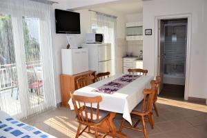 Kuchyň nebo kuchyňský kout v ubytování Apartmani Novosel