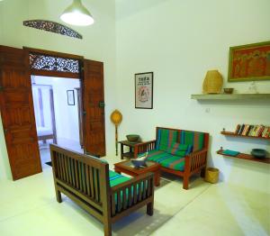 A seating area at Blue Parrot Beach Villa