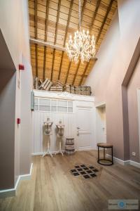 een eetkamer met een kroonluchter in het plafond bij Villa Copis in Borgloon