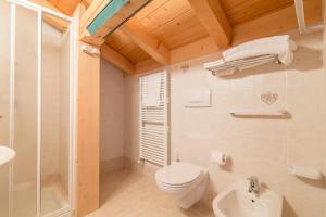 Koupelna v ubytování Hotel Garni la Stua + 37 fotografií