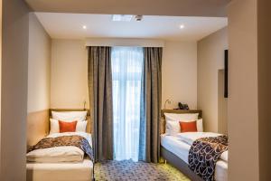 Postel nebo postele na pokoji v ubytování AKZENT Hotel Villa Saxer