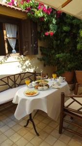 uma mesa com pratos de comida e bebidas em Petrino in Ilha de Rhodes