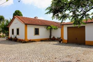 een huis met een oprit en een garage bij Quinta da Ti Júlia in Tomar