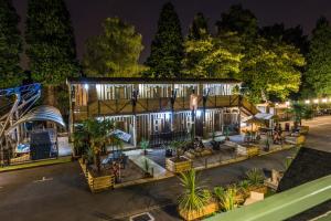 马特洛克Explorers Retreat Matlock Bath的夜间大楼的顶部景色