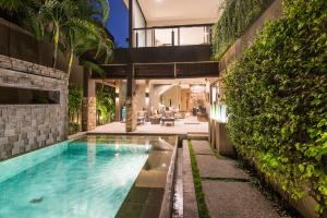 una piscina coperta in una casa con una casa di Cicada Luxury Townhouses a Seminyak