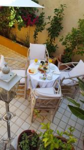 - une table et des chaises avec de la nourriture et des boissons dans l'établissement Petrino, à Rhodes