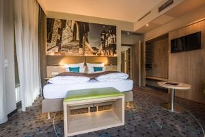 Postel nebo postele na pokoji v ubytování AKZENT Hotel Villa Saxer