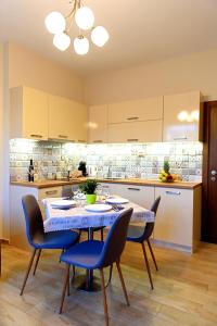 cocina con mesa y sillas en Apartment Iris, en Plovdiv
