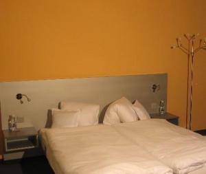 
Ein Bett oder Betten in einem Zimmer der Unterkunft Hotel & Gasthaus Die Perle
