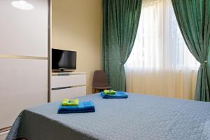 Un dormitorio con una cama con toallas azules. en Apartment Iris, en Plovdiv