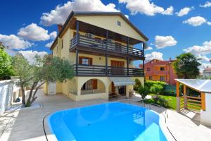 Bazén v ubytování Apartments and rooms Novigrad 1624 nebo v jeho okolí