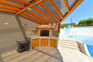 Bazén v ubytování Apartments and rooms Novigrad 1624 nebo v jeho okolí