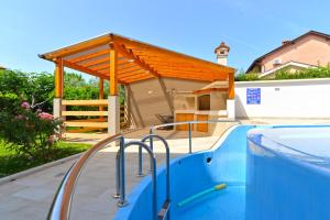 Bazén v ubytování Apartments and rooms Novigrad 1624 nebo v jeho okolí