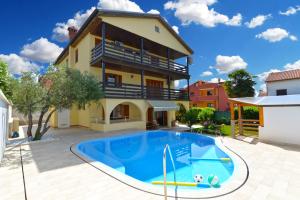 Bazén v ubytování Apartments and rooms Novigrad 1624 nebo v jeho okolí