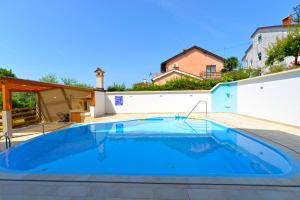 Bazén v ubytování Apartments and rooms Novigrad 1624 nebo v jeho okolí