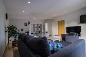 Una sala de estar con un sofá y un televisor. en Hoger Ferienwohung, en Lahr