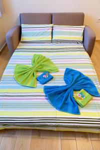 Una cama con toallas encima. en Apartment Iris, en Plovdiv
