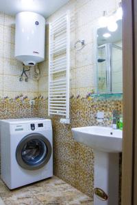 W łazience znajduje się pralka i umywalka. w obiekcie Apartment ZARINA in apart-otel RESIDENC w mieście Batumi