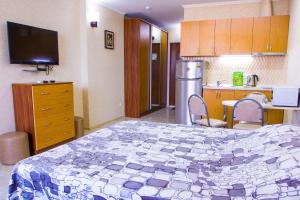 sypialnia z dużym łóżkiem i kuchnią w obiekcie Apartment ZARINA in apart-otel RESIDENC w mieście Batumi