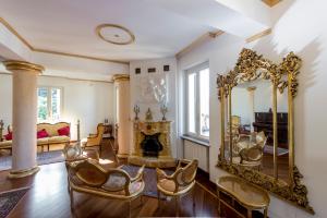 a living room with a fireplace and a mirror at Villa Puccini Bed & Breakfast in Lecco
