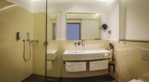 Koupelna v ubytování AKZENT Hotel Villa Saxer