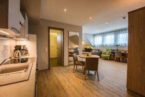 Kuchyň nebo kuchyňský kout v ubytování AKZENT Hotel Villa Saxer