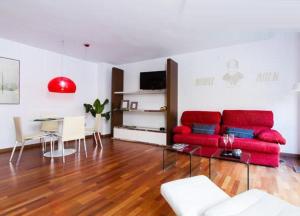 een woonkamer met een rode bank en een tafel bij Happy Apartments Valencia in Valencia