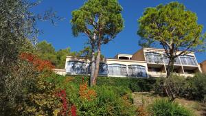 una casa en una colina con árboles y arbustos en ULVF Le Domaine de l'Olivaie, en Gilette