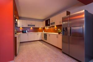 una grande cucina con frigorifero in acciaio inossidabile di Holiday Home Paulovnia a Asparukhovo