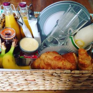 una cesta de alimentos con pan y otros alimentos en Carrigeen Glamping en Kilkenny