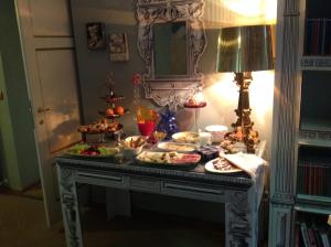 una mesa con comida encima en Villa Lucchesi, en Bagni di Lucca