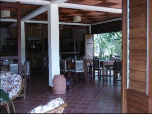 ein Esszimmer mit Tischen und Stühlen in einem Haus in der Unterkunft L' Hippocampe in Maroantsetra