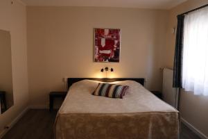 1 dormitorio con cama con almohada en Taastrup Park Hotel, en Tåstrup