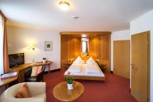 a hotel room with a bed and a desk at Hotel-Gasthof Zum Weyssen Rössle in Schiltach