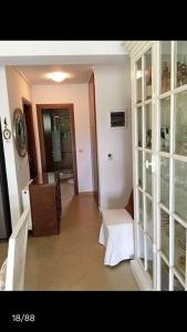 シビリにある3 Bedroom Villa in Elani Villas Chalkidikiのテーブル付きの部屋、ガラスのキャビネット付きの部屋
