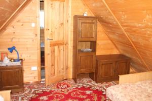 sypialnia z łóżkiem w drewnianym domku w obiekcie Domek Aleksandra w mieście Zbychowo