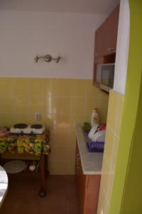 een kleine keuken met gele en groene tegels bij Lovely apartment at Balatonfenyves in Balatonfenyves