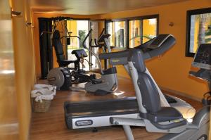 un gimnasio con varias bicicletas estáticas en una habitación en Hotel Rural Hacienda del Buen Suceso, en Arucas