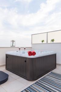 Nápoje v ubytovaní Bubbles Penthouse with Jacuzzi