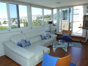 マラガにあるMalagueta Marのリビングルーム(白いソファ付)、窓(一部の部屋のみ)