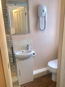 bagno con lavandino e servizi igienici di Landguard House Bed Only a Southampton