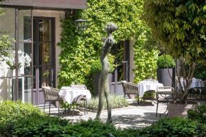 
A restaurant or other place to eat at Le Pavillon de la Reine & Spa - Small Luxury Hotels of the World
