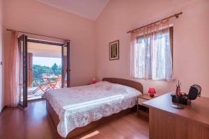 ein Schlafzimmer mit einem Bett und einem großen Fenster in der Unterkunft Apartments Villa Tre Marie in Rovinj