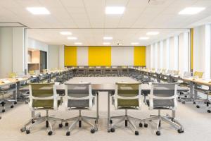 Der Geschäftsbereich oder Konferenzraum in der Unterkunft Novotel Charleroi Centre