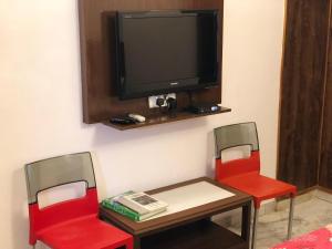 TV a/nebo společenská místnost v ubytování Sailors Home - C6, Vasant Kunj