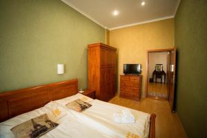 A bed or beds in a room at Hotel Bristol