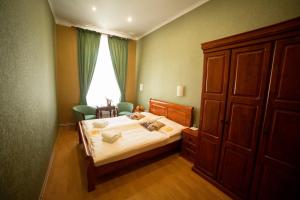 A bed or beds in a room at Hotel Bristol