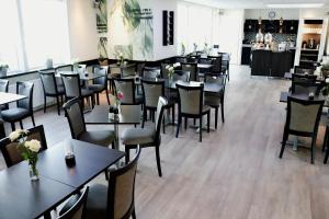 a dining room filled with tables and chairs at Taastrup Park Hotel in Tåstrup